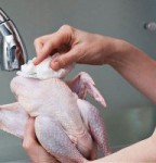 مضرات شستن مرغ خام قبل از پختن