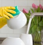 روش عالی برای تمیز کردن ظروف پلاستیکی زرد شده